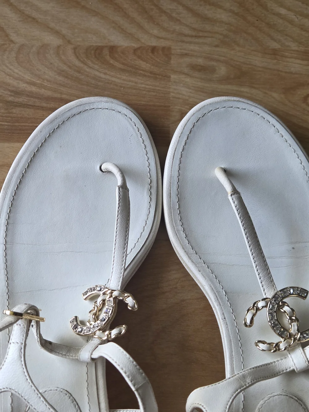 CHANEL White Leather Crystal CC Logo Chain T-Strap Flat Thong Sandals 37.5 C
